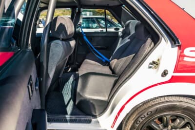 日産 ブルーバード SSS-R:リアシートの両端には乗車定員を4名とするための専用パッドが装着されており、標準装備のロールケージも確認できる