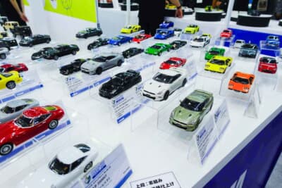 アオシマ 楽プラ:2台ずつ並んだ上段が素組みで、下段が塗装仕上げの作例だ。お手軽キットだが、塗装を施せばここまで本格的な完成度を誇るのが魅力だ