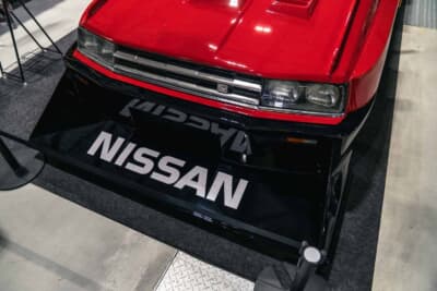 Re30 スカイラインシルエット：大型フロントスポイラーにはシルエットマシンをオマージュした「NISSAN」ロゴのステッカーを配置する