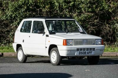 6525英ポンド（邦貨換算約139万円）で落札されたフィアット「パンダ 1000CL ビアンカ」（C）Iconic Auctioneers