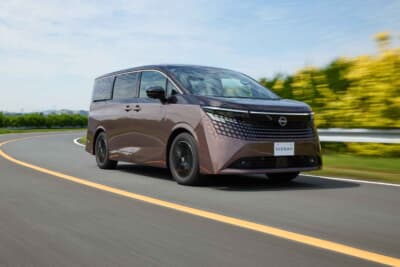 日産 エルグランド:静謐でありながら力強さを感じさせる美しい走行シーンだ