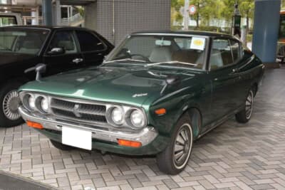 日産 バイオレット 1400DX:品川駅前に展示された美しいグリーンメタリックの個体だ