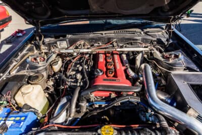 日産 S110 シルビア ハッチバック:S13シルビアから移植したSR20DETエンジン。ヘッドカバーにはNISMO製を採用し、ストラットタワーバーも装着されている