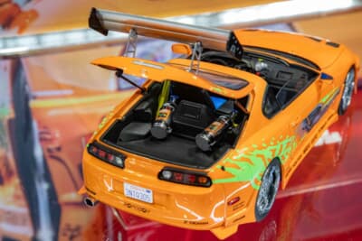 トヨタ スープラ(1/18スケール):リアに積まれたNOSボトルの配管まで緻密に作り込まれた
