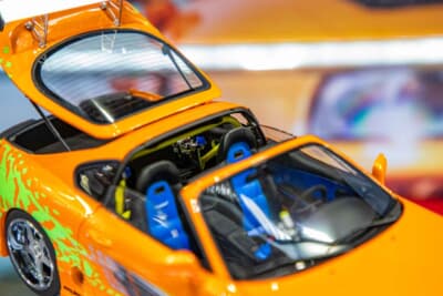 トヨタ スープラ(1/18スケール):NOSタンクからステンレスメッシュホースがつながっているのが確認できる