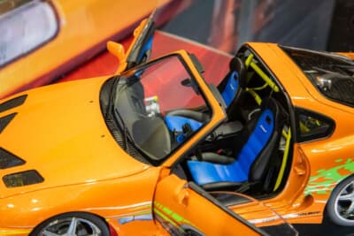 トヨタ スープラ(1/18スケール):青いバケットシートがオレンジのボディに美しく映えている