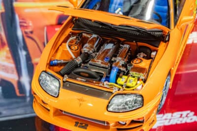 トヨタ スープラ(1/18スケール):エンジンルームのメッキパーツは3Dスキャンによる造形だ