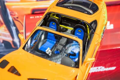 トヨタ スープラ(1/18スケール):ロールバーやオーディオも再現