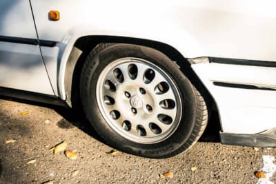 シトロエン BX GTi：装着されているのは14インチのエンケイ製アルミホイール。純正のホイールキャップデザインに似たものをオーナーがセレクトした