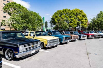 シボレー C10：屋外スペースに展示されたピックアップトラックがアメリカンな雰囲気を放つ