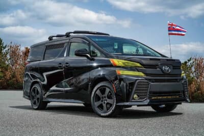 トヨタ ヴェルファイア：フロントグリルはチッピング塗装を施し、ヘッドライトにはイエローのカバーを追加。ルーフにはテルッツォ製エアロカバーとダカイン製ラックパッドを搭載する