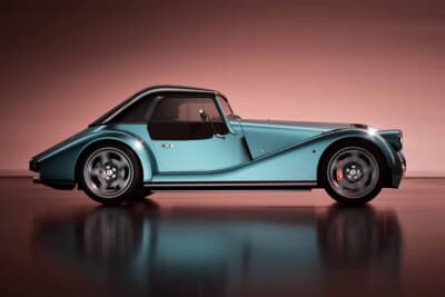 モーガン スーパースポーツ400：ロングノーズと低いルーフラインが際立つシルエット。1170kgの軽量ボディにBMWターボが息を潜める