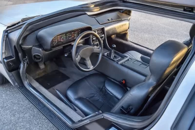 5万4000英ポンド(邦貨換算約1156万円)で落札されたデロリアン「DMC-12」(C)Iconicauctioneers