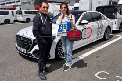 黒澤元治さんとのツーショット。背後は「140 YEARS. 140 PLACES.」の140周年ワールドツアー中のメルセデス・ベンツ「新型Sクラス」。ナンバープレートはドイツ仕様だ