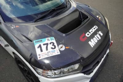 ホンダ S660：ボンネットなどの主要な軽量パーツはすでに装着済み。2クラスでカプチーノと戦うには微に入り細を穿つような軽量化が必須となる