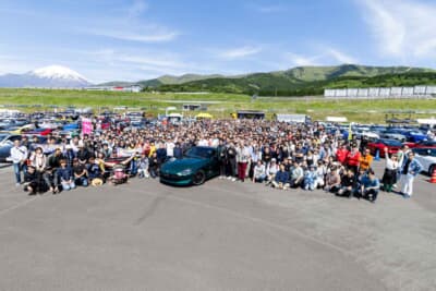 日産 フェアレディZ:開会式後に撮影された集合写真。公式カタログに使用される可能性もある1枚だ