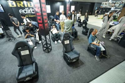 ブリッドブースでは実際に座って座り心地を確かめる体験型展示だ