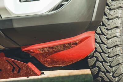 トヨタ ランドクルーザー250：フロントの両サイドにさらなる迫力を与えるカナードキットである