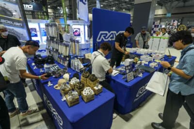 レイズブースには数多くのホイールが展示され、熱心なファンたちがスタッフと談笑する