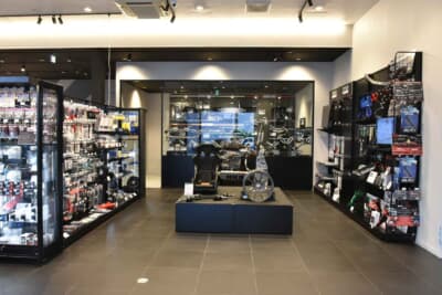 量販店のイメージを覆す光景だ。所狭しとディスプレイされたチューニングパーツが並ぶ