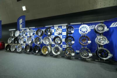 ワーク 展示ブース：壁一面に最新ホイールのラインアップがズラリと並べられた圧巻のディスプレイだ