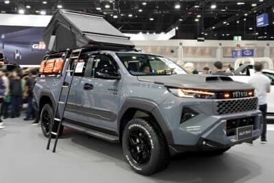 トヨタ新型ハイラックス:荷台にはベッドラックを組み合わせ、その上にはシェルタイプのルーフトップテントをセット。アウトドアユースを意識した実用性を確保