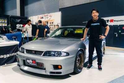 日産 GT-Rオーテックバージョン：GT-Rマガジンブースにて松田次生さんと愛車を撮影。撮影が始まるとすぐにギャラリーが集まるなど大人気だった