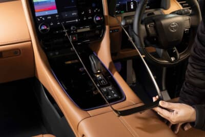 トヨタ アルファード:メタル調の純正パネルを取り外し専用のパネルへと交換する
