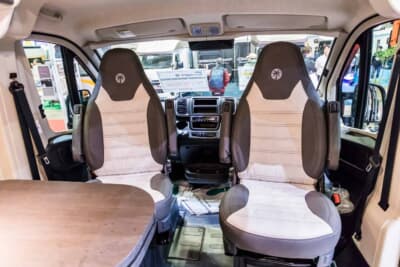 Cliff 600 RT Adventure Edition：フロントキャビン。ベース車両であるフィアット「デュカト」のコックピット部分