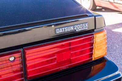 日産 S110 シルビア ハッチバック:リアに装着したDATSUN 200SX(BY NISSAN)バッジ。北米向け仕様を再現するうえで欠かせないディテールだ
