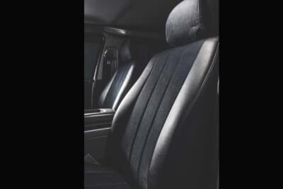 ハイエースアルティナ：ただの黒い生地に見えないよう、またブルーデニムっぽく見えないように、ブラックのデニム生地を徹底的に厳選