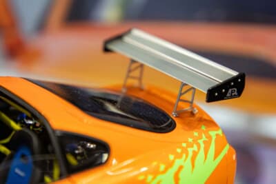 トヨタ スープラ(1/18スケール):大型リアウイングの金属ステーなど細部の質感が素晴らしい