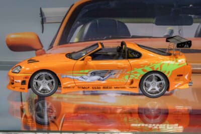 トヨタ スープラ(1/18スケール):ボディサイドに並ぶスポンサーロゴも見事な再現度を誇る