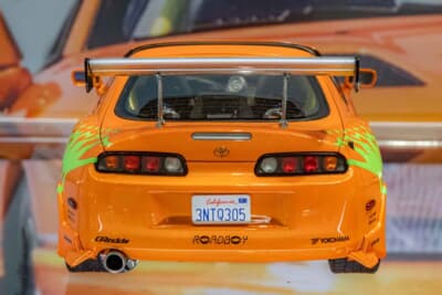トヨタ スープラ(1/18スケール):カリフォルニアのナンバープレートまで忠実に再現している