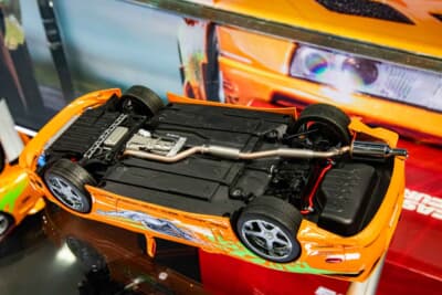トヨタ スープラ(1/18スケール):背面もしっかりと再現されている。マフラーの焼け具合に注目