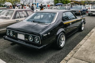 日産スカイラインGT（C210型）：伝統の4灯丸形テールランプと「Skyline GT」バッジを備えたリアスタイル。ハヤシ製ホイールとオーバーフェンダーがスポーティな存在感を演出する
