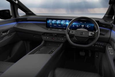 日産 エルグランド オーテック：ブルーの光が走るコックピットが、スポーティな高揚感を演出する