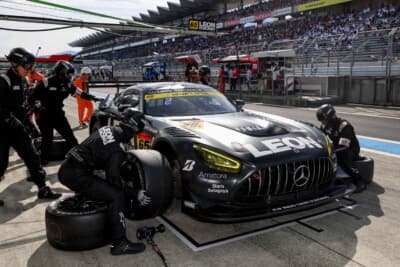メルセデスAMG GT3 LEON：タイヤ交換と給油を素早く済ませ、コースへと復帰していく65号車