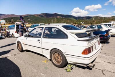 フォード シエラ RSコスワース：スピードスターメッシュを装着した後ろ姿。RS500コスワースのレタリングが入る