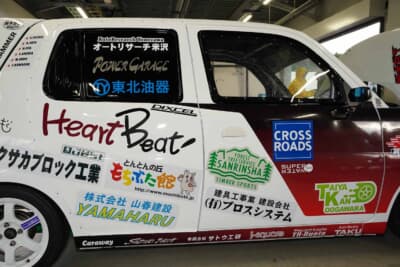 ダイハツ エッセ：多数のスポンサーステッカーをまとった左サイド。フロントドアの窓はアクリル製に換装されているのがわかる