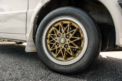 日産 マーチR:13インチのヒーローレーシングアルミホイールを装着。タイヤはヨコハマADVAN AD50