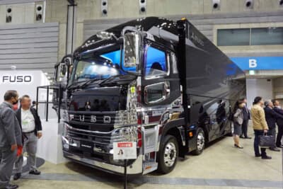 各メーカーのデモカーが数多く展示される。車両によっては運転席に乗り込むことも可能だ