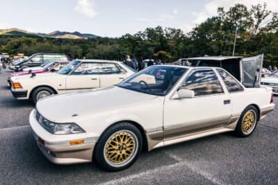 トヨタ ソアラ エアロキャビン：ゴールドカラーのBBS LMを装着している。周囲に並ぶ旧車群のなかでもひときわ目を引く存在感だ