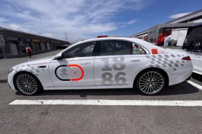 ボディサイドには「140 YEARS. 140 PLACES.」のロゴと、自動車誕生の年「1886」が大きくあしらわれている