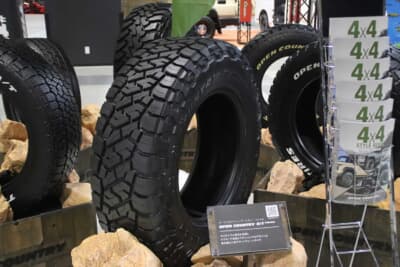 TOYO TIRES OPEN COUNTRY:機能面だけでなくデザイン面でも優れているOPEN COUNTRY R/T TRAIL。サイドウォールのゴツゴツしたデザインは大人気!