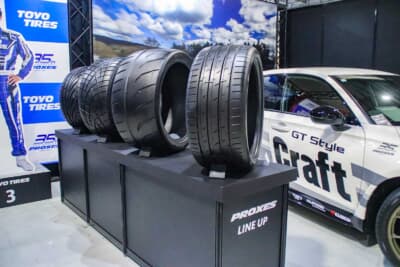 TOYO TIRES PROXES：フォトブースの右側にはウルトラハイパフォーマンス（UHP）タイヤが4種類ディスプレイされていた