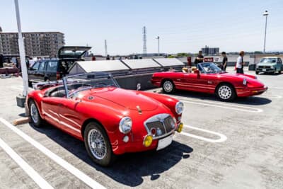 MG A：美しいレッドのボディカラーが晴天の屋上によく映える1台