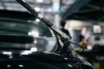 日産 Y51フーガ 後期:「VIPアンテナ」は全長約1.5メートル、直径約2センチ。アンテナは若者の間でブームが再燃している