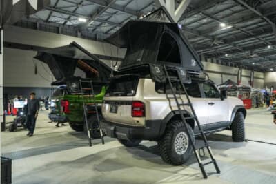 メロウアップ トヨタ ランクル250:ルーフには折りたたむと厚さ18cmに収まるテントを搭載している