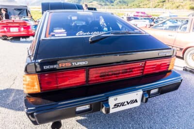 日産 S110 シルビア ハッチバック:リアにはDATSUN 200SXバッジのほか、DOHC RSバッジとTURBOバッジを組み合わせた架空のDOHCターボグレードを表現している